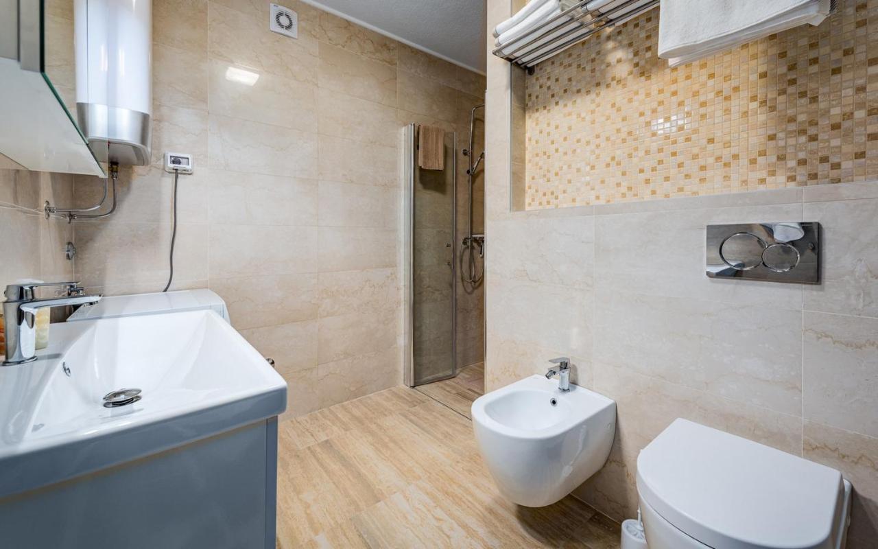 Punta Mary House With Apartment Umag Eksteriør billede